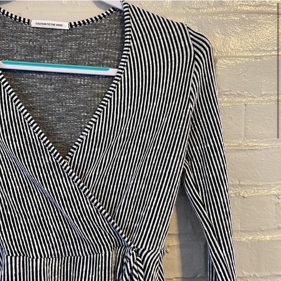 Caution To The Wind Women’s Ribbed Wrap Front Top NO SIZE TAG - Picture 2 of 3